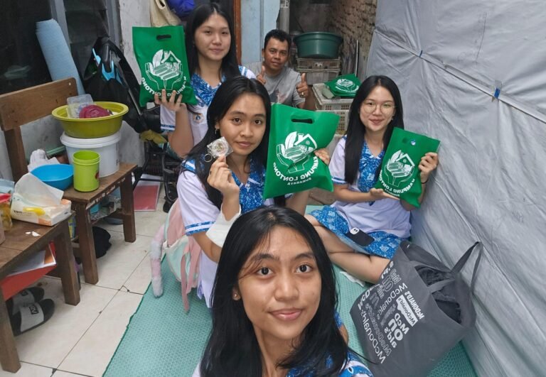 Kunjungan Wisata UMKM Kampung Lontong oleh siswa SMA St. Louis Surabaya