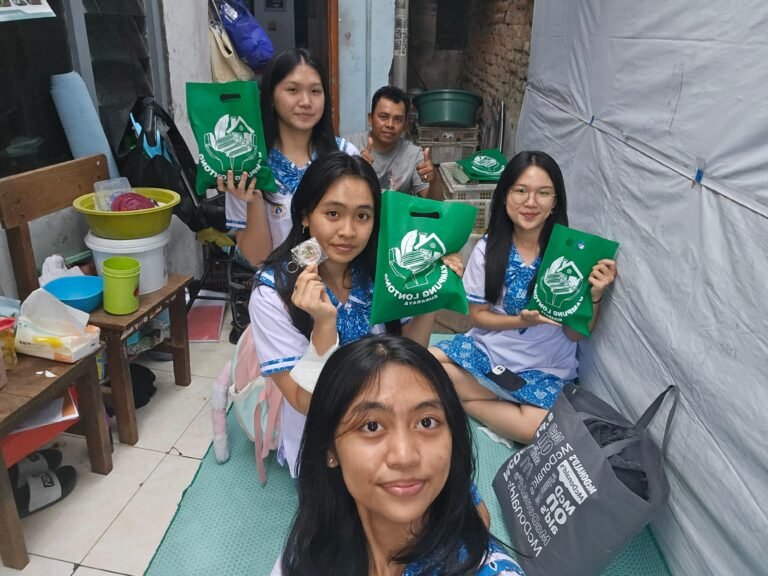 Kunjungan Perdana SMA St. Louis ke Kampung Lontong