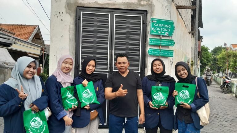Kunjungan Wisata Edukasi Mahasiswa UNESA Di Kampung Lontong