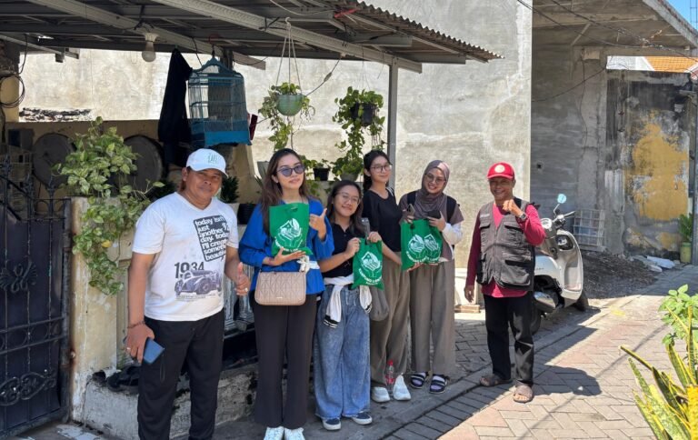Kunjungan Wisata UMKM Mahasiswa Teknik Arsitektur ITS  Di Kampung Lontong
