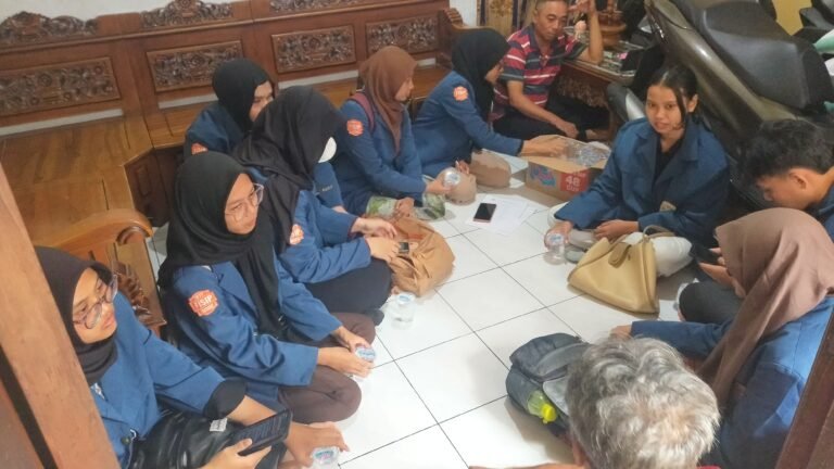 Kunjungan Mahasiswa UNAIR Di Koperasi Kampung Lontong
