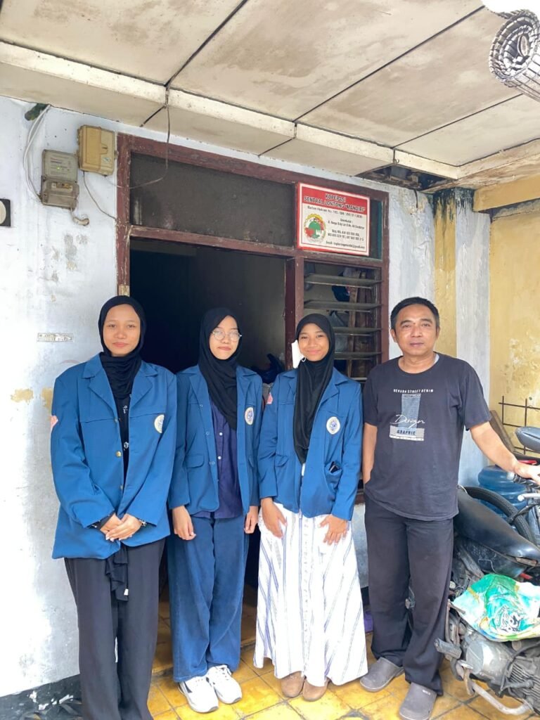 Peran Koperasi Sentral Lontong Mandiri dalam Pemberdayaan Ekonomi Masyarakat Kampung Lontong Surabaya