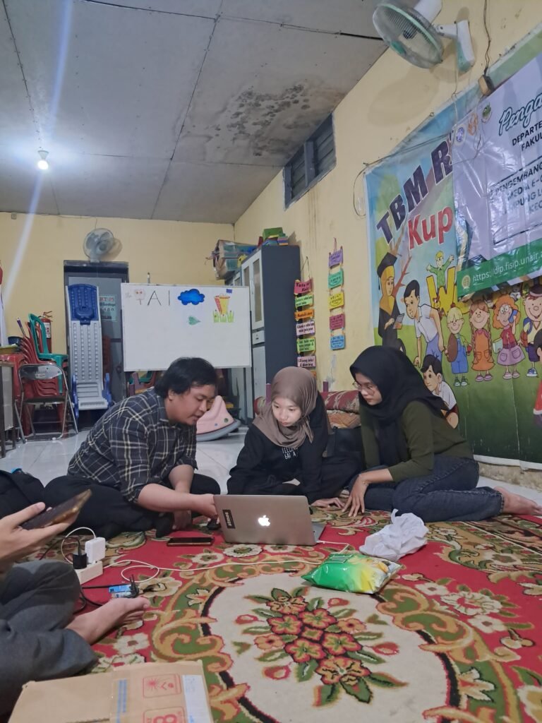 Dukung Literasi Digital, Mahasiswa Unair Lanjutkan Pelatihan Website di Kampung Lontong