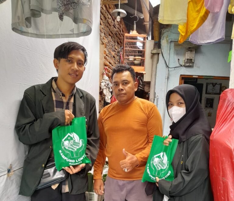 Mahasiswa UINSA dan UHT Kunjungi UMKM Kuliner Kampung Lontong