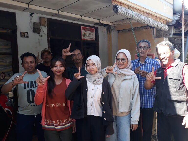Liputan Khusus Tim Super Radio Di Kampung Lontong
